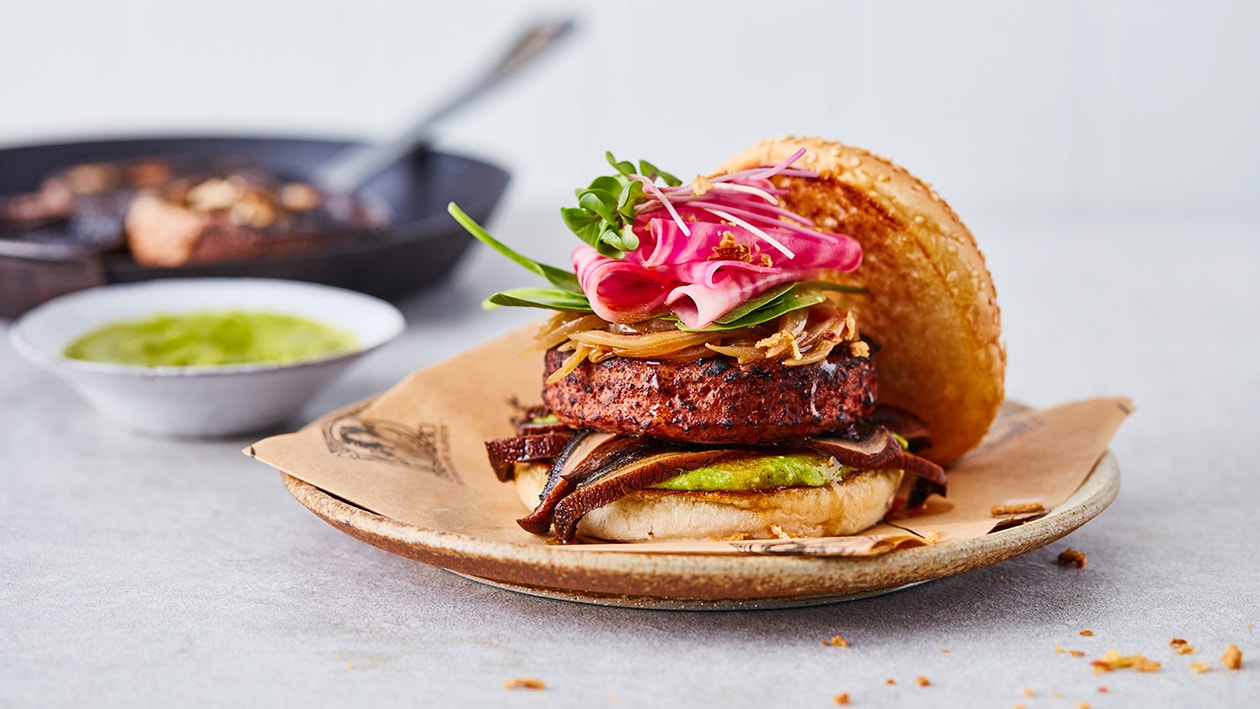 Vegetarische burger met oven geroosterde portobello, gekarameliseerde uien en zoetzure bietjes Vegetarische burger met oven geroosterde portobello, gekarameliseerde uien en zoetzure bietjes